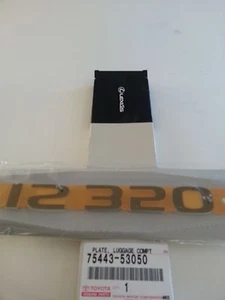PLACA ORIGINAL LEXUS, NOMBRE PUERTA COMPT EQUIPAJE OEM # 75443-53050 (7544353050) - Imagen 1 de 1