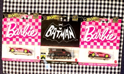 Hot Wheels POP CULTURE Batman Astro Van y 2 Barbie Corbettes, Lote de {3} Coches Foto 1 de 2