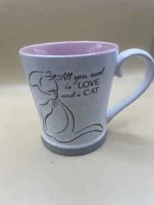 Tazza gatto argilla cielo blu ~ Tutto ciò di cui hai bisogno è amore 16 once disegno gatto inciso viola/crema - Foto 1 di 7