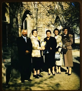 Foto gruppo famiglia fuori chiesa matrimonio - 1954 stereo diapositiva realista #1912 - Foto 1 di 3