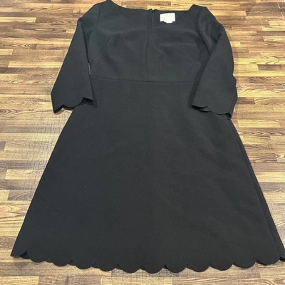 Vestido Kate Spade Pequeño Negro Festoneado Columpio LBD Clásico atemporal Talla 8 Usado en Excelente Condición Foto 1 de 4