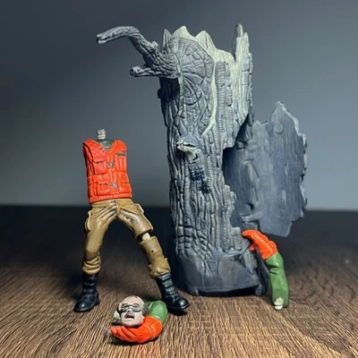 McFarlane Monsters Hombre Lobo Juego - 1997 - Incompleto - Figura y Árbol de Leñador Foto 1 de 4