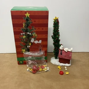 Departamento 56 Cacahuetes Árbol de Adviento Navidad Snoopy Casa para Perros Adornos 26 Piezas - Imagen 1 de 4