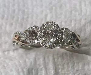 Vera Wang Love 1 CT. T.W. Anillo de compromiso ovalado de tres piedras con diamantes 14k | FALTA - Imagen 1 de 14