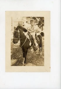 Foto Kind & Shetland Pony Pose 1939 - Bild 1 von 3
