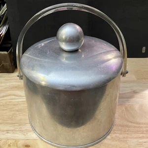 Cuerpo de aluminio con cubo de hielo vintage Kromex de mediados de siglo MCM y mango de acrílico de lucita - Imagen 1 de 12