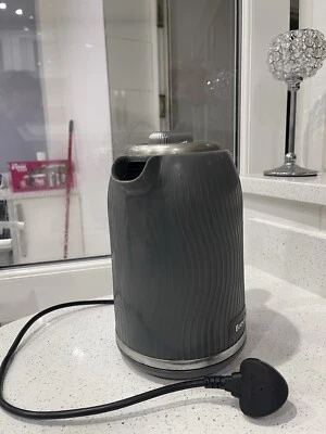 Breville 1.7 L 3000 W Modern Curve Jug Kettle - Black (VKT017) - Image 1 of 4