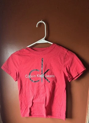 Camiseta roja Calvin Klein talla 7 para niños de segunda mano Foto 1 de 3