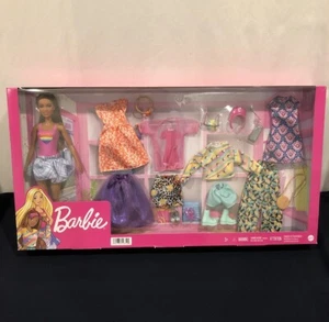 Barbie Puppe mit 19-teiligem Modepaket, Kleidung & Accessoires für 7 Outfits - Bild 1 von 9