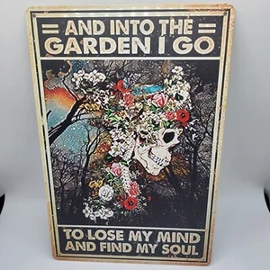 Letrero de metal And Into The Garden I Go 8 x 12 NUEVO - Imagen 1 de 2