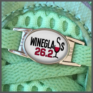 Weinglas Corning 26,2 Marathonläufer Schnürsenkel Schuh Anhänger oder Reißverschluss Ziehen - Bild 1 von 3