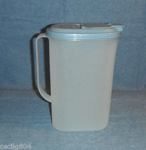TUPPERWARE COUNTRY BLUE 2 QUART PITCHER VGC NICE L@@K! - Picture 1 of 3