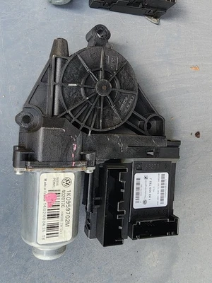 Volkswagen Golf Mk5 2003-2008 Window Motor Left Driver Side Front 1K0959792J - Image 1 of 2