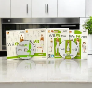 Nintendo Wii Fit y Wii Fit Plus Lote 2 Juegos Paquete con Manuales Entrenamiento Probado - Imagen 1 de 16