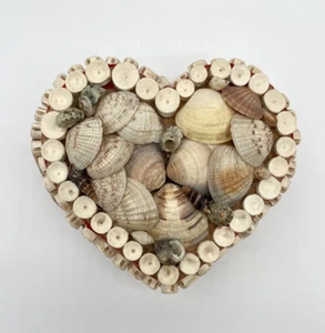 VINTAGE NANCO SEA SHELL TRAMP ART HEART TRINKET JEWELRY BOX VELVET LINED LID - Picture 1 of 14