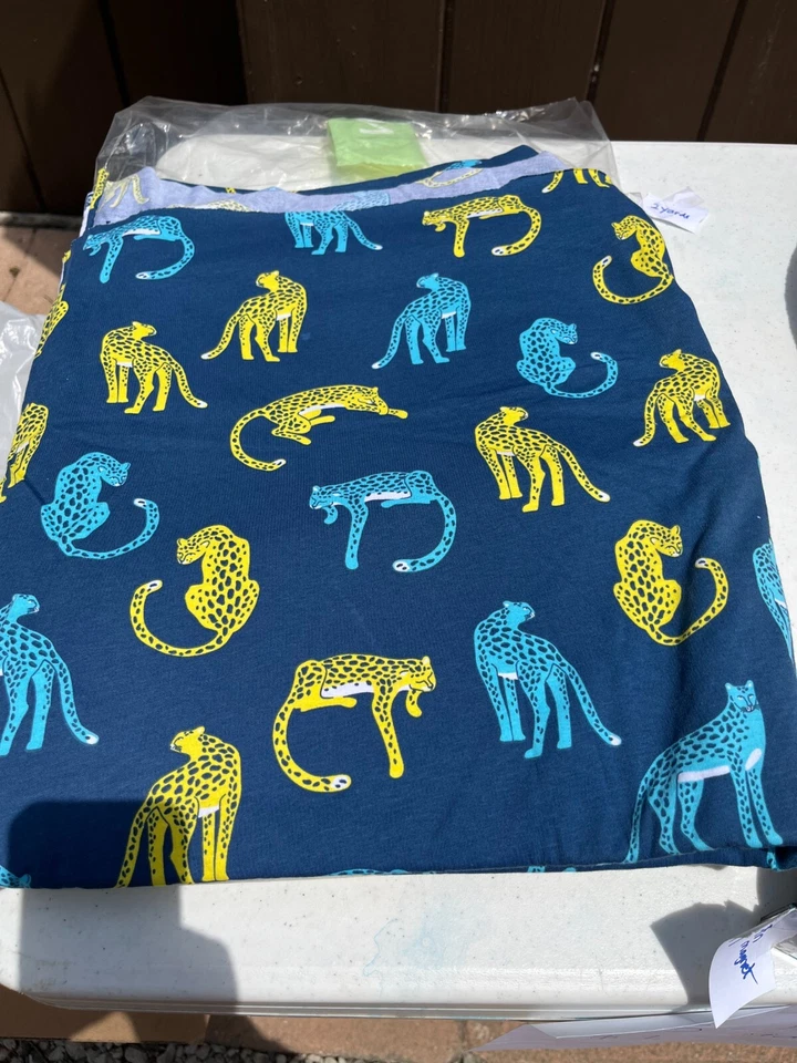 POP! Iconos de guepardo en tela tejida de jersey azul oscuro (2 yardas) Foto 1 de 1