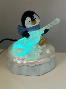 Groovin Guitar Storyteller Power Cord Christmas Disney Hallmark Ornament NIB - Foto 1 di 23