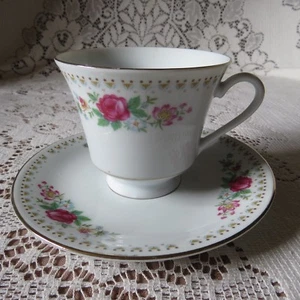 Taza de té y platillo flores y adornos dorados - Imagen 1 de 12