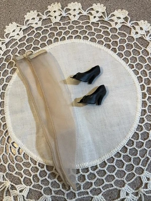 Zapatos de tacón negros vintage Vogue Jill Jan Little Miss Revlon ¡Bombas y medias! Foto 1 de 4