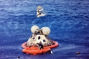 Neues 5x7 Foto: Apollo 13 Astronautenbesatzung im Floß nach Mission Splashdown, 1970 - Bild 1 von 1
