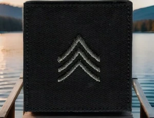 Parche de rango de sargento Subdue gris negro E-5 E5 SGT se adapta al sujetador de la marca VELCRO® - Imagen 1 de 3