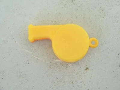 ANCIEN SIFFLET PLASTIQUE 2 COULEURS jaune orange années 50/60 / WHISTLE FOOTBALL - Photo 1/4