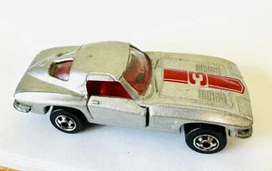 J-130- ROAD CHAMPS 1982 63' CORVETTE STINGRAY SILVER & RED SPLIT WINDOW 1/64 #3 - Picture 1 of 5