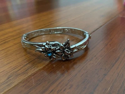 Brazalete Lenox Flor del Mes Diciembre Narciso Piedra Azul Bisagra Foto 1 de 4