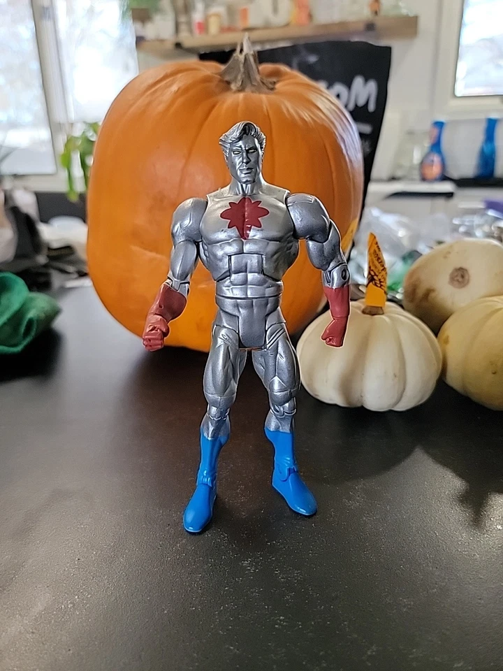DC UNIVERSE CLASSICS SERIES  WAVE 4   CAPTAIN ATOM SILVER VARIANT   - Image 1 of 3