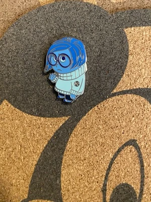 Prendedores ocultos de Mickey de Disney World 2025 Wave A Sadness Pin  Foto 1 de 2