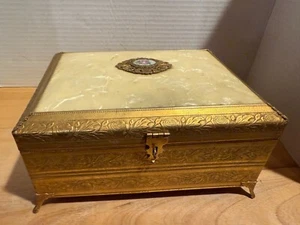 VINTAGE MUSICAL JEWELRY BOX BALLERINA GOLD FLORAL DESIGN FOOTED BOX ENAMEL LOCK - Picture 1 of 6