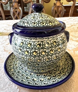 Polish Pottery Covered Bean Pot Tureen &Underplate Small 32 oz Green Yellow Blue - Picture 1 of 8
