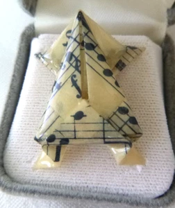 Amazing Artisan Origami Frosch Pin of Resin-Coated Folded Noten 1,25" - Bild 1 von 4