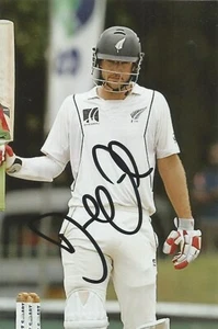 NEW ZEALAND CRICKET: DANIEL VETTORI SIGNED 6x4 TEST ACTION PHOTO+COA - Picture 1 of 1