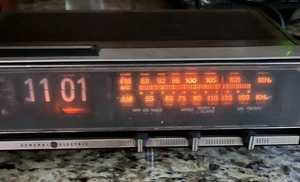 General Electric #7-4321C AM/FM Flip Clock Radio Alarm Walnut Grain - Picture 1 of 9