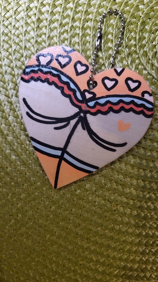 Dije/llavero de madera con forma de corazón pintado a mano Foto 1 de 1