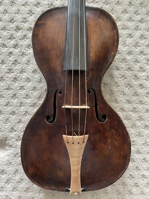 Antiguo violín grande o viola pequeña excéntrico bohemio o vienés Foto 1 de 4