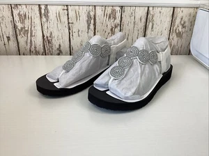 NWT SKECHERS SIZE 5 MEDITATION WHITE STARS & SPARKLE Women's SANDALS - Picture 1 of 13