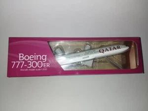 QatarAirways 777 300 scale 1:200 - Foto 1 di 4
