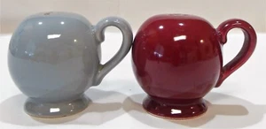 Runde Kugel mit Griffen Keramik Salz & Pfeffer Set mit Fuß grau & weinrot  - Bild 1 von 9