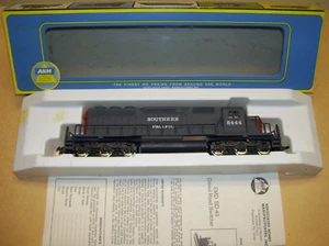 AHM HO Southern Pacific EMD SD-40 Diesel Locomotive #8444, LN in Box 5030-06 - Picture 1 of 12