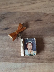Vintage brooch commemorating the Coronation of Queen Elizabeth II in 1953 - Picture 1 of 4