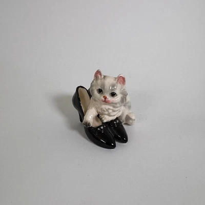 Estatuilla vintage de gatito y zapatos esponjosos Foto 1 de 4