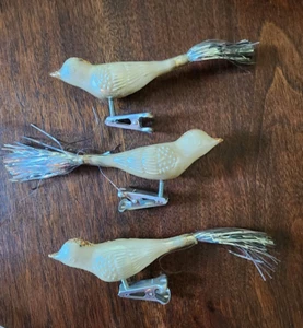 Adornos navideños vintage de plástico celuloide color crema con clip para pájaros de Japón - Imagen 1 de 9