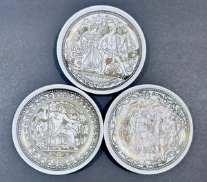 3er Set Vintage Porzellan Fornasetti Italien Mitologia Gold Teller Untersetzer - Bild 1 von 7
