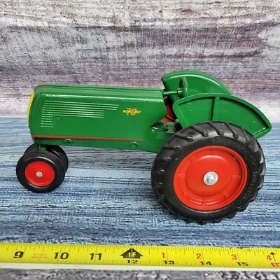 Scale models 1/16 scale Oliver row crop 70 diecast n/frontend tractor green/red - Image 1 of 4