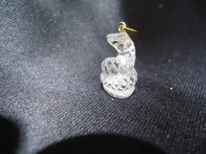 NOS VINTAGE GESCHNITZTER SCHLANGENQUARZ KRISTALL ANHÄNGER GOLDFARBEN SCHNAPPBÜGEL TOP! - Bild 1 von 7