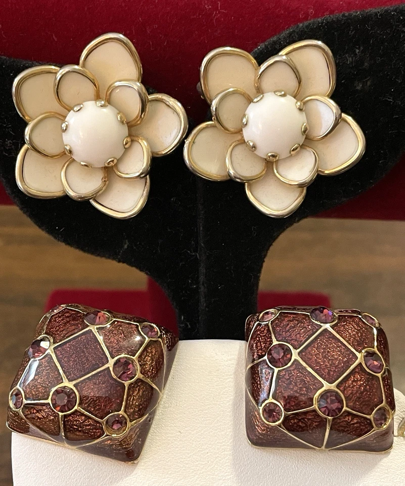 Pendientes geométricos de bronce y cristal con clip + flores dimensionales blancos Foto 1 de 4