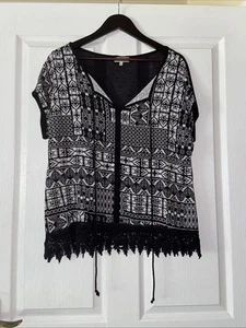 Papaya black-and-white geometric patterned top size 16 short sleeves pom-poms - Picture 1 of 2