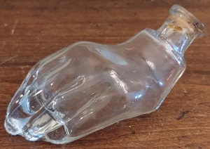 Antigua botella pequeña de vidrio en forma de mano de 5,5" tinta con corcho? ¿Medicina? - Imagen 1 de 7